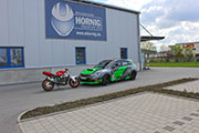 Drift Challenge Motorrad gegen WRC Rallye Auto