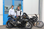 Oma Hornig macht Stunts mit BMW S1000RR