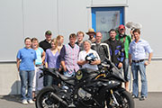 Oma Hornig macht Stunts mit BMW S1000RR